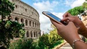 Colosseo con smartphone