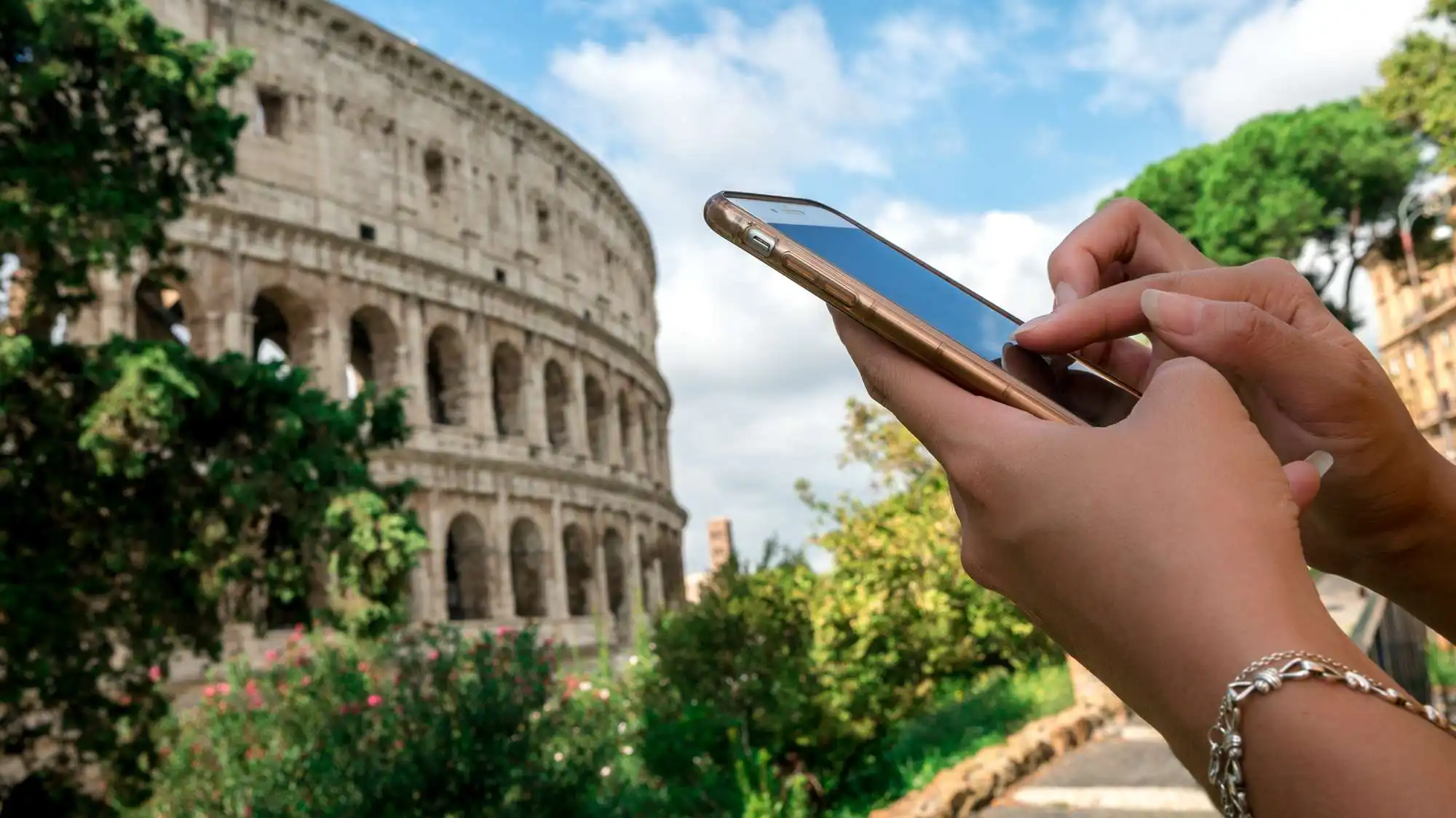 Colosseo con smartphone