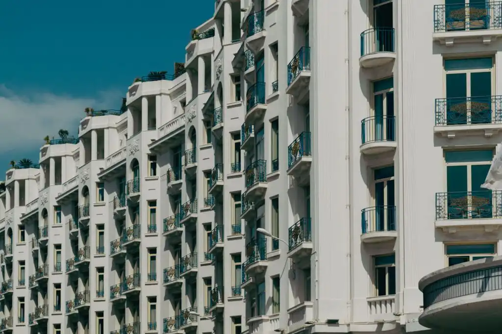 Monitorare recensioni hotel migliora davvero la retention?